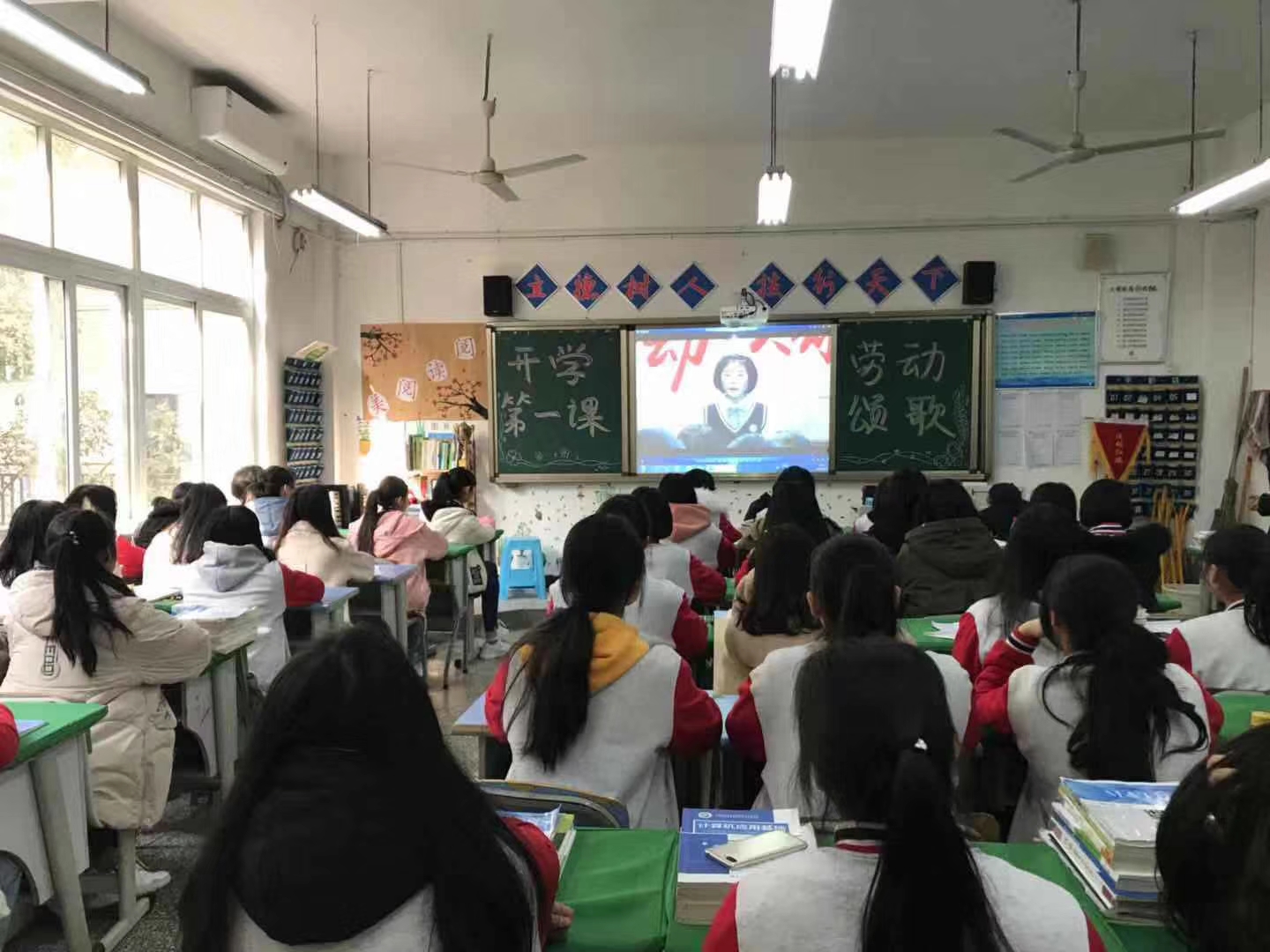 组织学生观看《中国大能手》、世界技能大赛视频.jpg